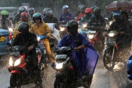 Naik Motor Saat Hujan, 5 Hal Nyebelin Ini Sering Terjadi