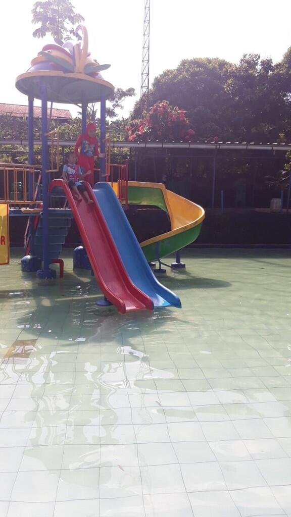 &#91;FR&#93; Pengalaman Ane Sekeluarga Mencoba Water Boom (Kolam Renang) Di Luar Jakarta