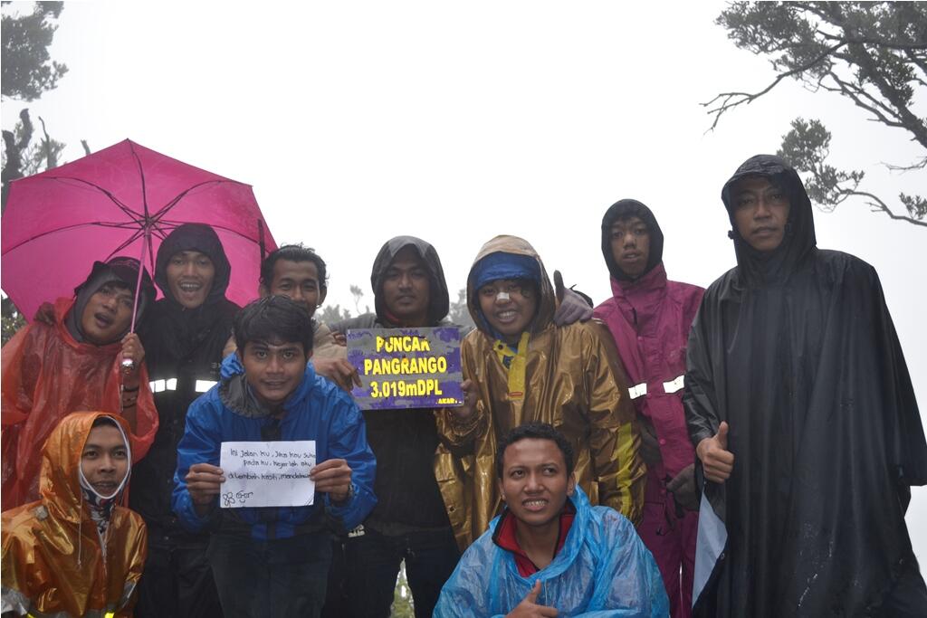 Serius deh, naik gunung itu lebih enak rame-rame! 