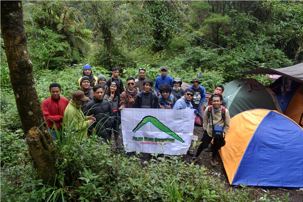 Serius deh, naik gunung itu lebih enak rame-rame! 