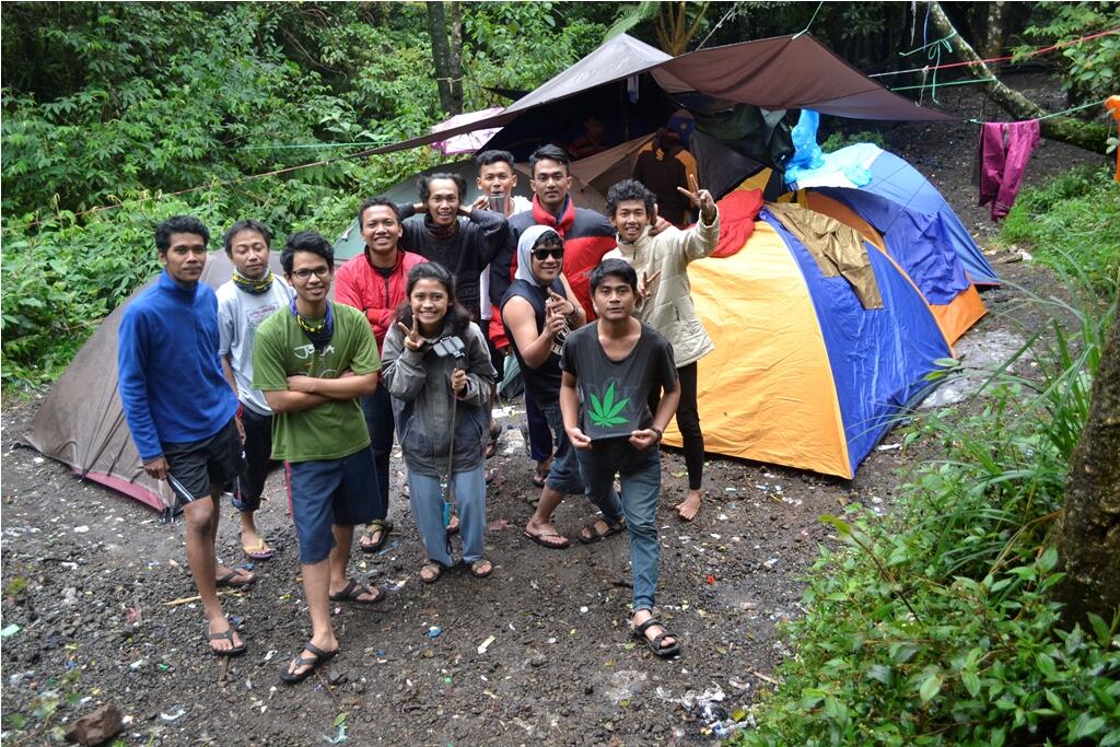 Serius deh, naik gunung itu lebih enak rame-rame! 