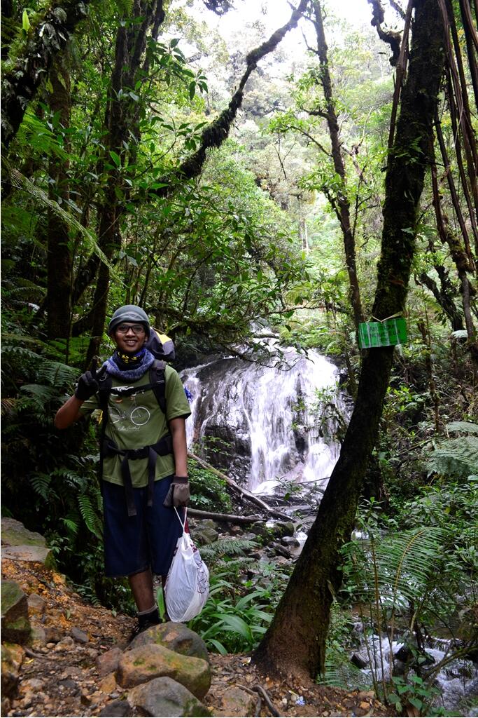 Serius deh, naik gunung itu lebih enak rame-rame! 