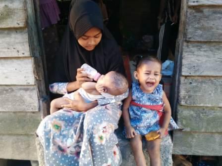 Ibu Wafat & Ayah Kabur, Gadis Belia di Pelalawan Rawat Dua Balita !!!
