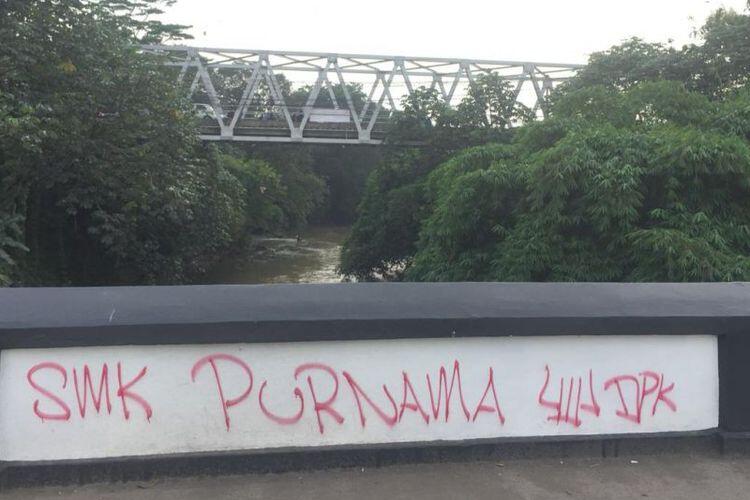 Jembatan Panus Peninggalan Belanda di Depok Dicoret-coret