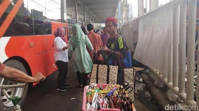 PKL Bandel Gerilya di Bawah Skybridge