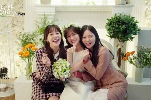 Sahabat Sista Menikah Duluan? Jangan Sedih Ya! Lakukan 5 Cara Ini Agar Tetap Bahagia!