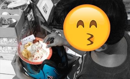 Manfaat Lain Helm, Sangat Berguna Ketika Mau Makan Tidak Ada Meja (Share Pengalaman)