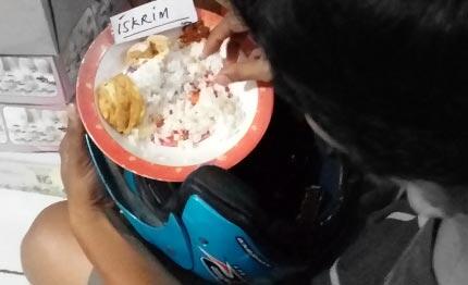 Manfaat Lain Helm, Sangat Berguna Ketika Mau Makan Tidak Ada Meja (Share Pengalaman)