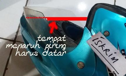 Manfaat Lain Helm, Sangat Berguna Ketika Mau Makan Tidak Ada Meja (Share Pengalaman)
