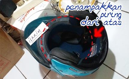 Manfaat Lain Helm, Sangat Berguna Ketika Mau Makan Tidak Ada Meja (Share Pengalaman)