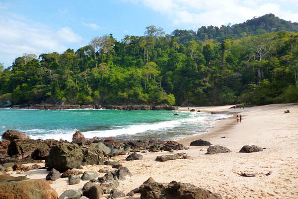 Salah Satu Keindahan Pantai di Jawa Timur, Menyangingi Pantai milik Amerika Serikat.
