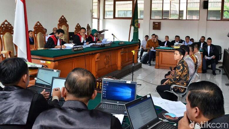 Sopir Neneng Akui Jadi Perantara Suap: Ibu Pesan Jangan Banyak Omong