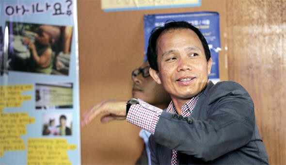 Threatened families find homes in S.Korea