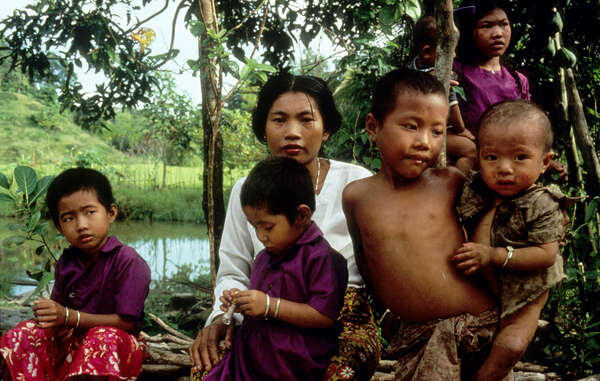 Threatened families find homes in S.Korea