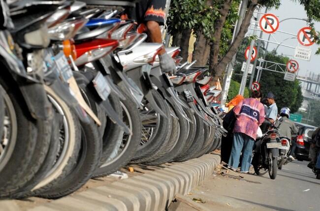 Subsidi Dicabut, ASN DKI Parkir di Trotoar
