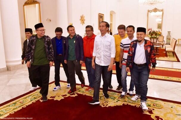 Ini Dia Koleksi Sneakers Jokowi yang Cocok Dipakai Debat Malam Nanti