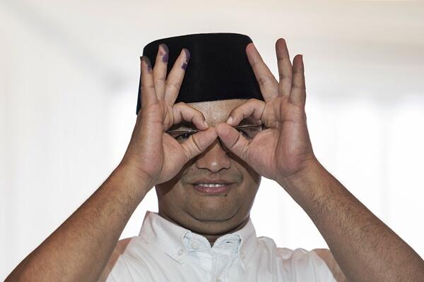PKL Bentrok dengan Satpol PP, Anies Bilang Harusnya Bisa Dibicarakan Baik-baik
