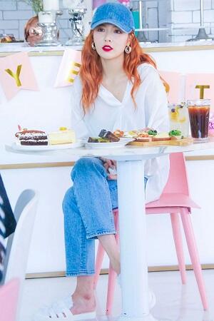 Hobi Pakai Topi? Yuk Intip Gaya Bertopi HyunA yang Swag!