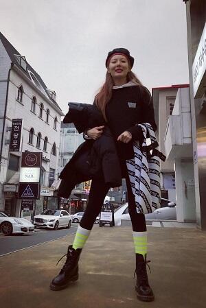 Hobi Pakai Topi? Yuk Intip Gaya Bertopi HyunA yang Swag!