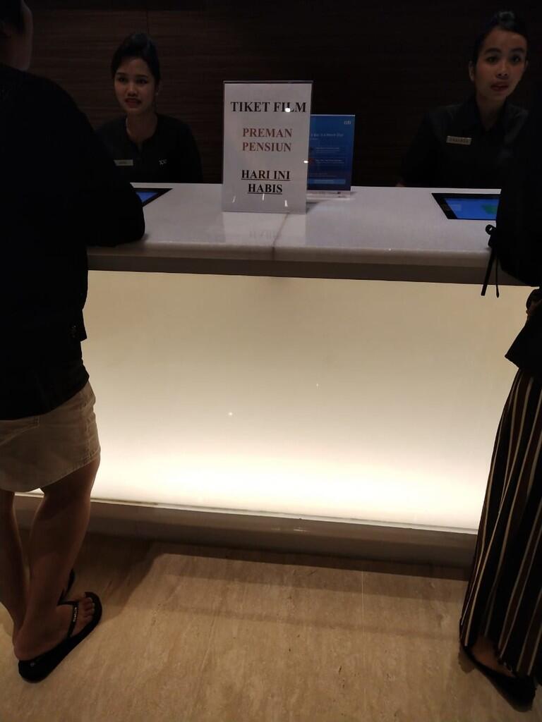 Pemain Film Preman Pensiun Ini Kehabisan Tiket Nonton, Diprotes Keluarga Gan!