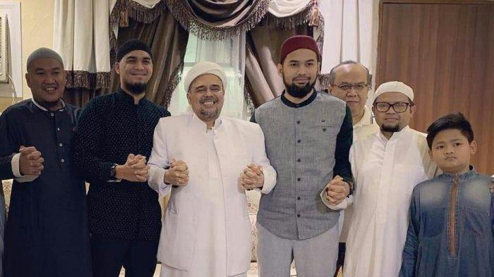 Agen Travel Umrah Tawarkan Paket Bertemu Ketum FPI: Jemaah Umrah Bisa Selfie Bareng R