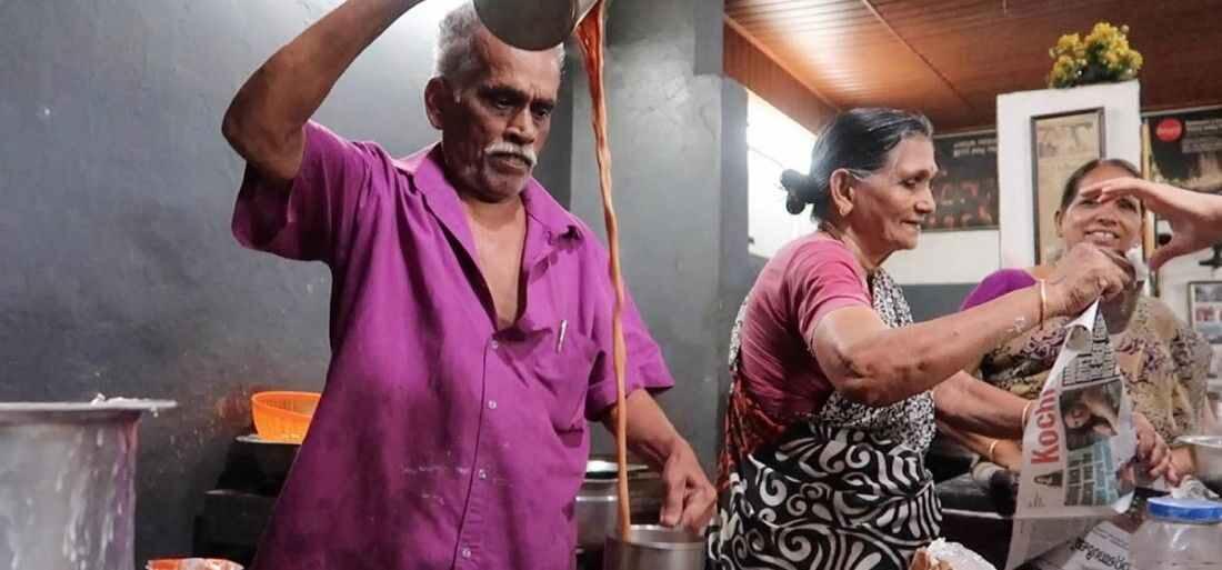 Akibat Hasil Jualan Teh, Pasangan Lansia Ini Dapat Kesempatan Keliling Dunia