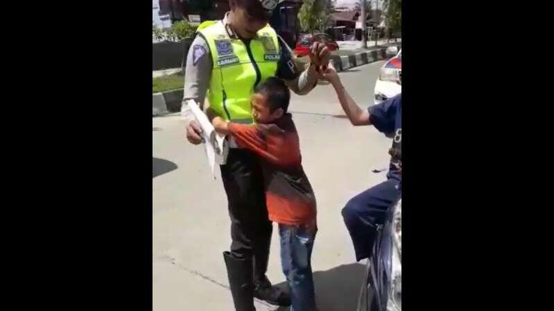 Viral Mengenai Anak Yang Memeluk Polisi Setelah Terkena Razia