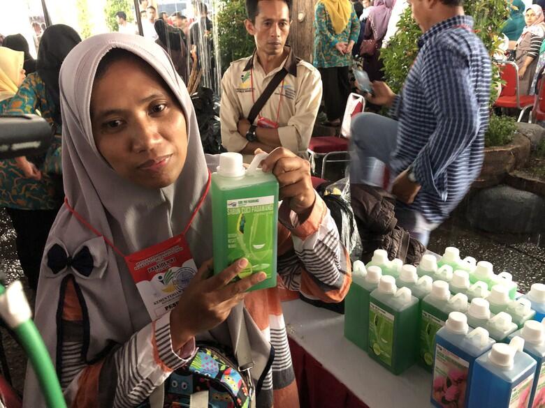 Jokowi Borong 100 Ribu Botol Sabun Cuci Piring Seharga Rp 2 Miliar