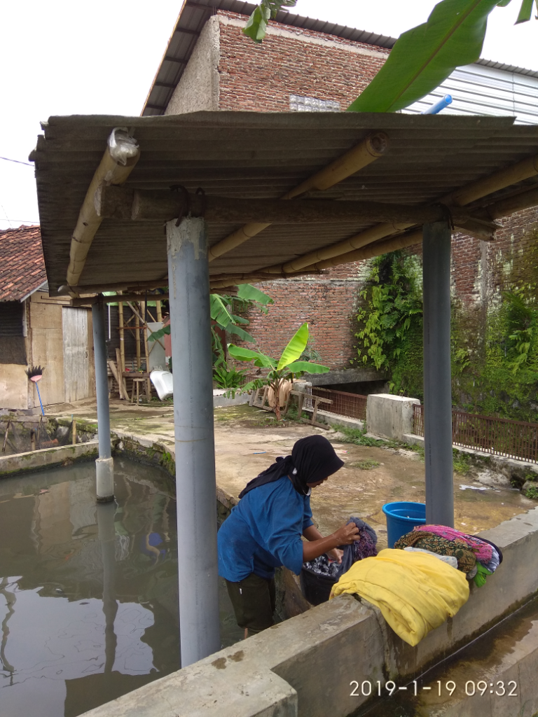 Alasan Kenapa Masih Banyak Emak-Emak Nyuci Baju Di Kolam &amp; Pinggir Kali