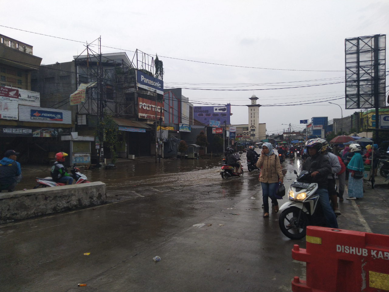 Suka Duka Ngantor di Kawasan Rawan Banjir