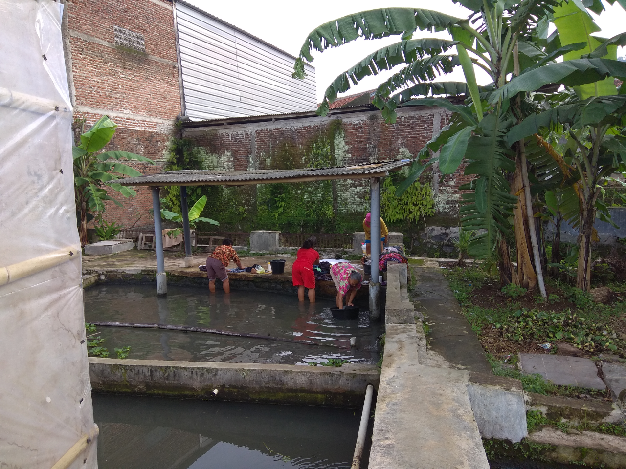 Alasan Kenapa Masih Banyak Emak-Emak Nyuci Baju Di Kolam &amp; Pinggir Kali