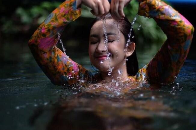 7 Foto Nafa Urbach main ke sawah & mandi di kali, Ibarat Gadis Desa🔥