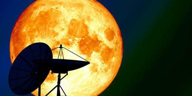 Fenomena Supermoon atau bulan purnama super akan terlihat di langit nusantara malam ini