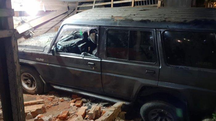 Maling Dihajar Massa Setelah Mobil Curian Tabrak Rumah Warga