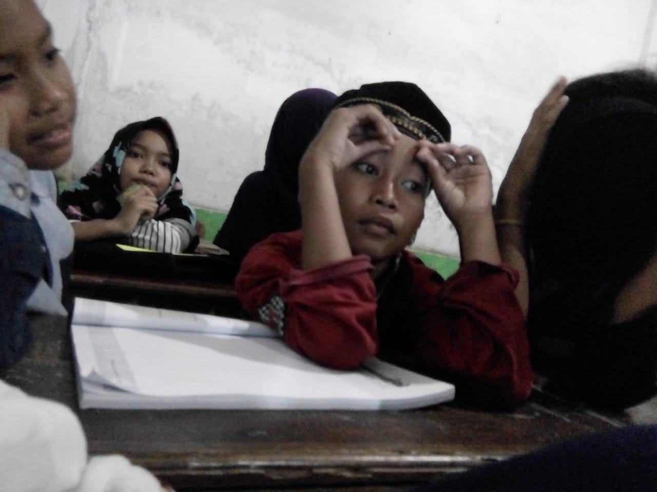Mengajari Anak Belajar Sendiri Atau Membawanya Ke Bimbingan Belajar ?