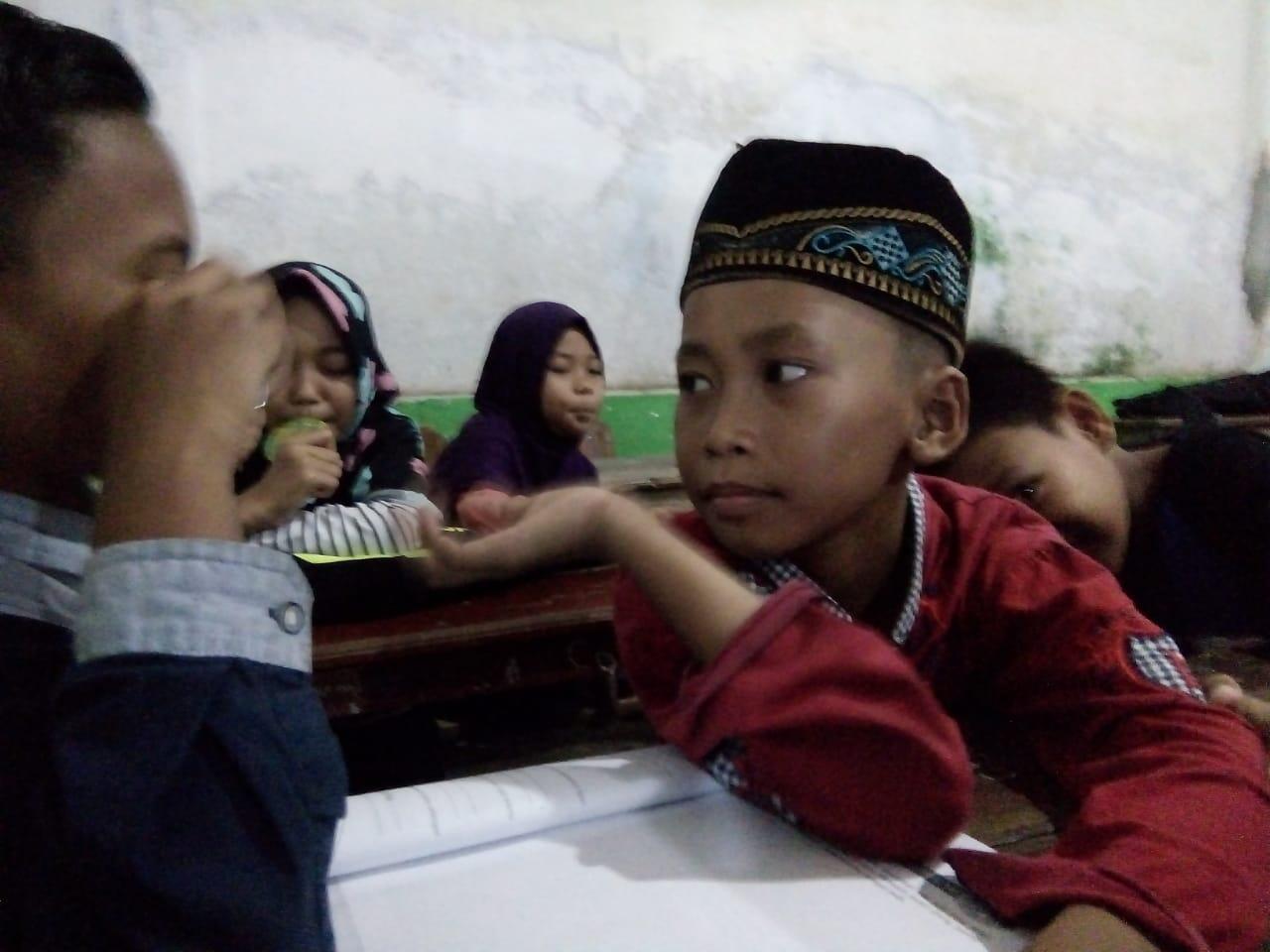 Mengajari Anak Belajar Sendiri Atau Membawanya Ke Bimbingan Belajar ?