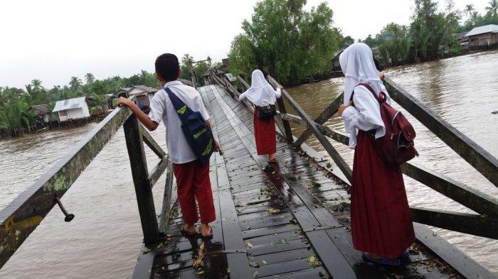 Kisah Perjuangan Siswa SD Lewati Jembatan Miring dan 35 Murid SMP yang Tempuh 8 Km
