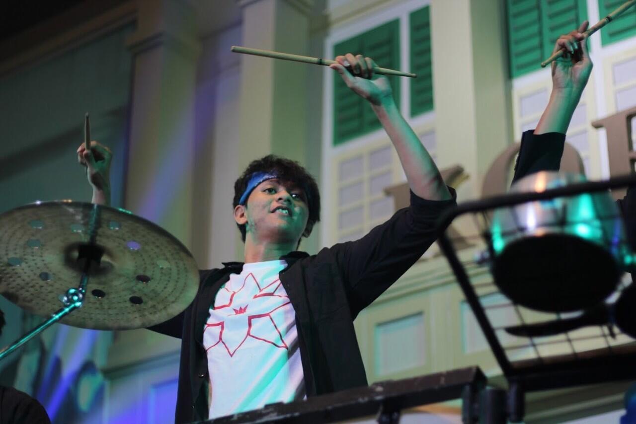 Pertunjukan Musik Perkusi Barang Bekas Keren Gile!