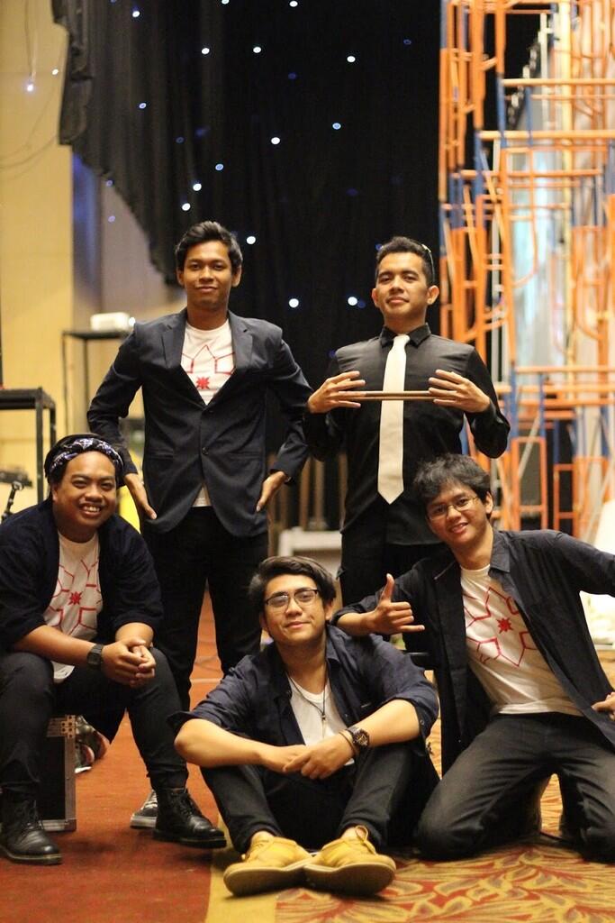 Pertunjukan Musik Perkusi Barang Bekas Keren Gile!