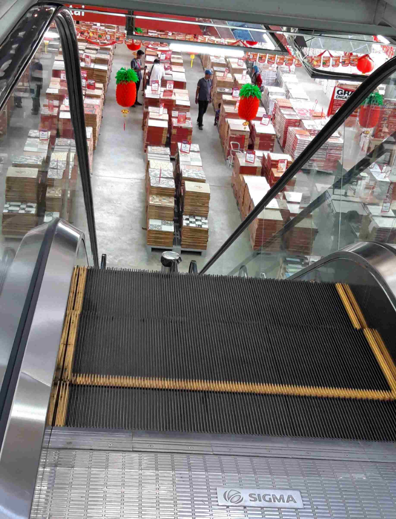 Naik Turun Eskalator Sambil Jalan, Norak?