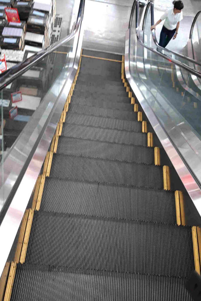 Naik Turun Eskalator Sambil Jalan, Norak?