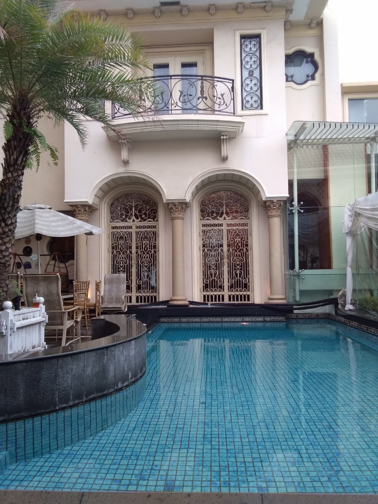 Kolam Renang Buatan Atau Alami !! Kamu Pilih Yang Mana ??