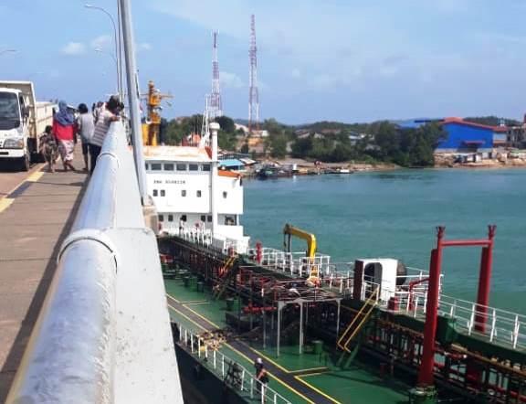Kapal Tanker Tabrak Jembatan II Barelang