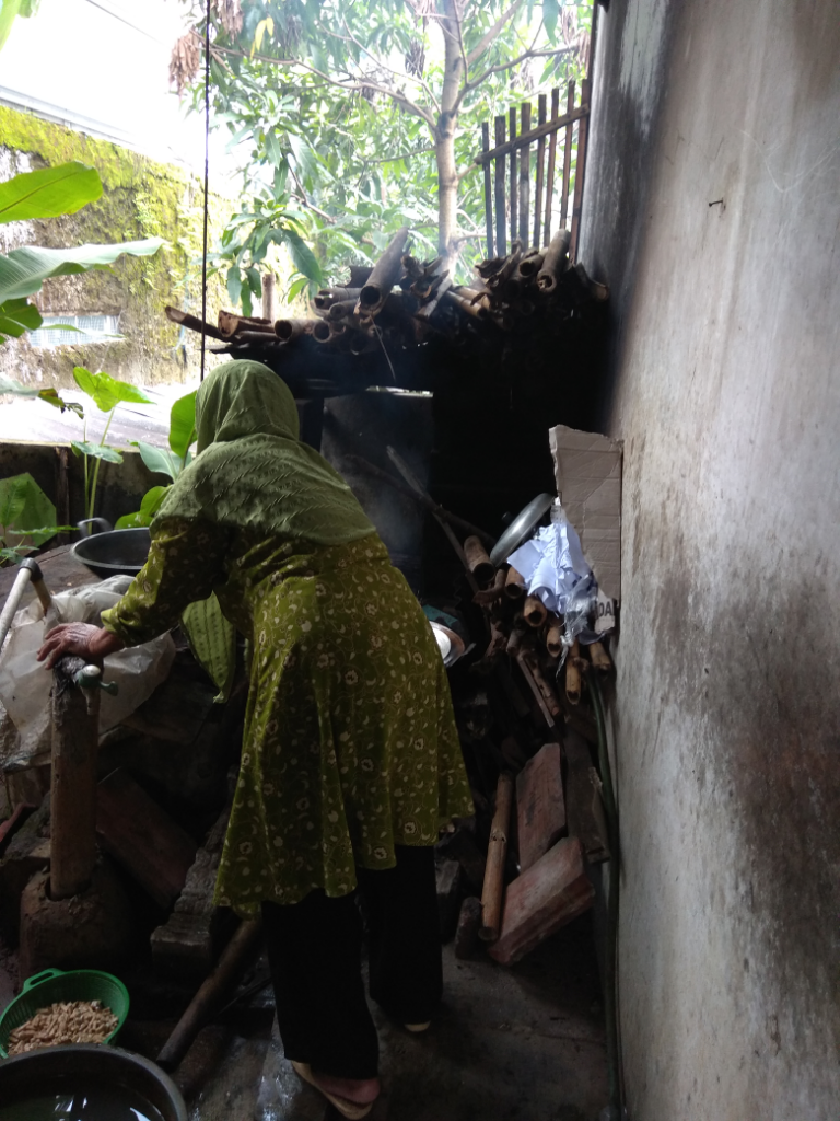 (Orang Desa Masuk!) Suka Duka Menggunakan Tungku Kayu Bakar