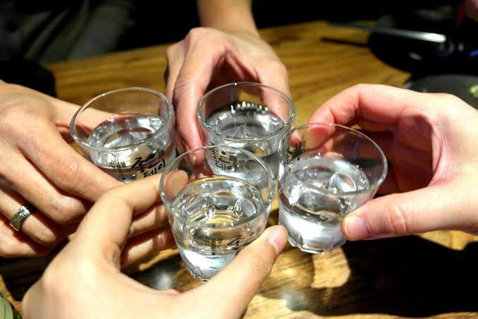 Suka Minum-Minum, Ternyata Ini Alasan Orang Korea Suka Minum Soju Saat Kumpul