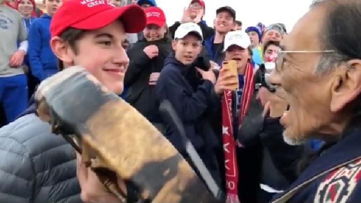 Trump Bela Siswa Pakai Topi MAGA yang Lecehkan Pria Pribumi Asli Amerika