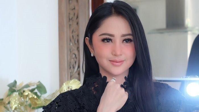 Dewi Perssik: Aku Sayang Sama Pak Ahok