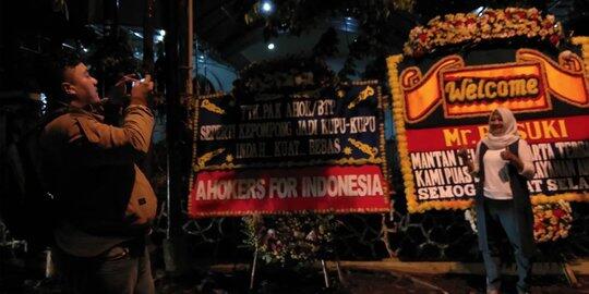 Kawat Berduri hingga Karangan Bunga untuk Ahok Terlihat di Depan Mako Brimob