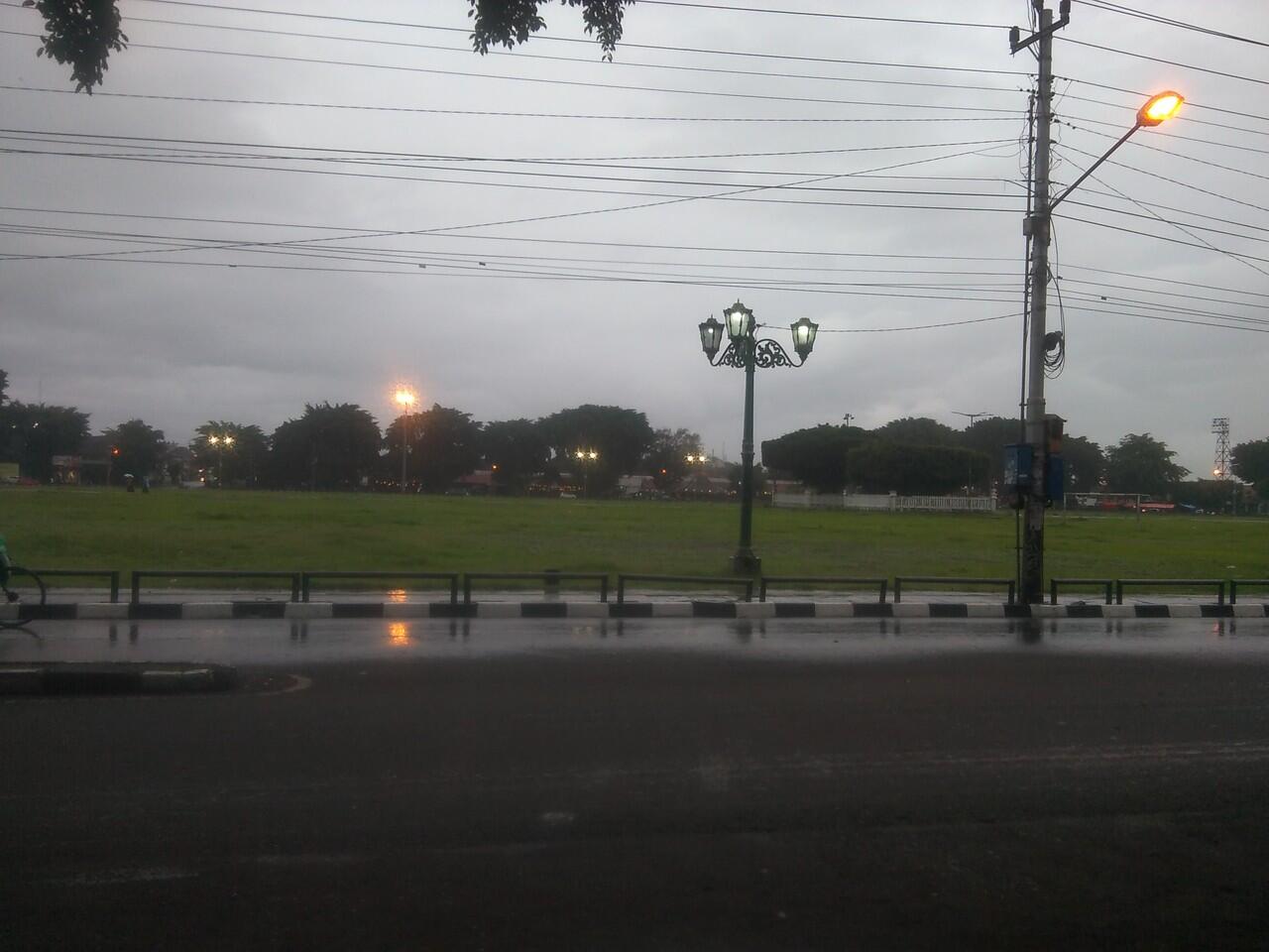 Sop Hangat Di Senja Alun-Alun Utara Jogja