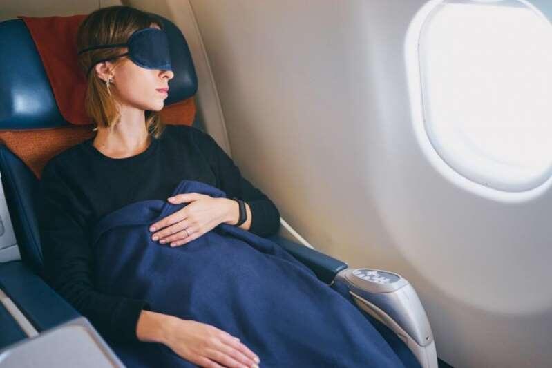 5 Cara Cepat Tidur Pulas di Pesawat